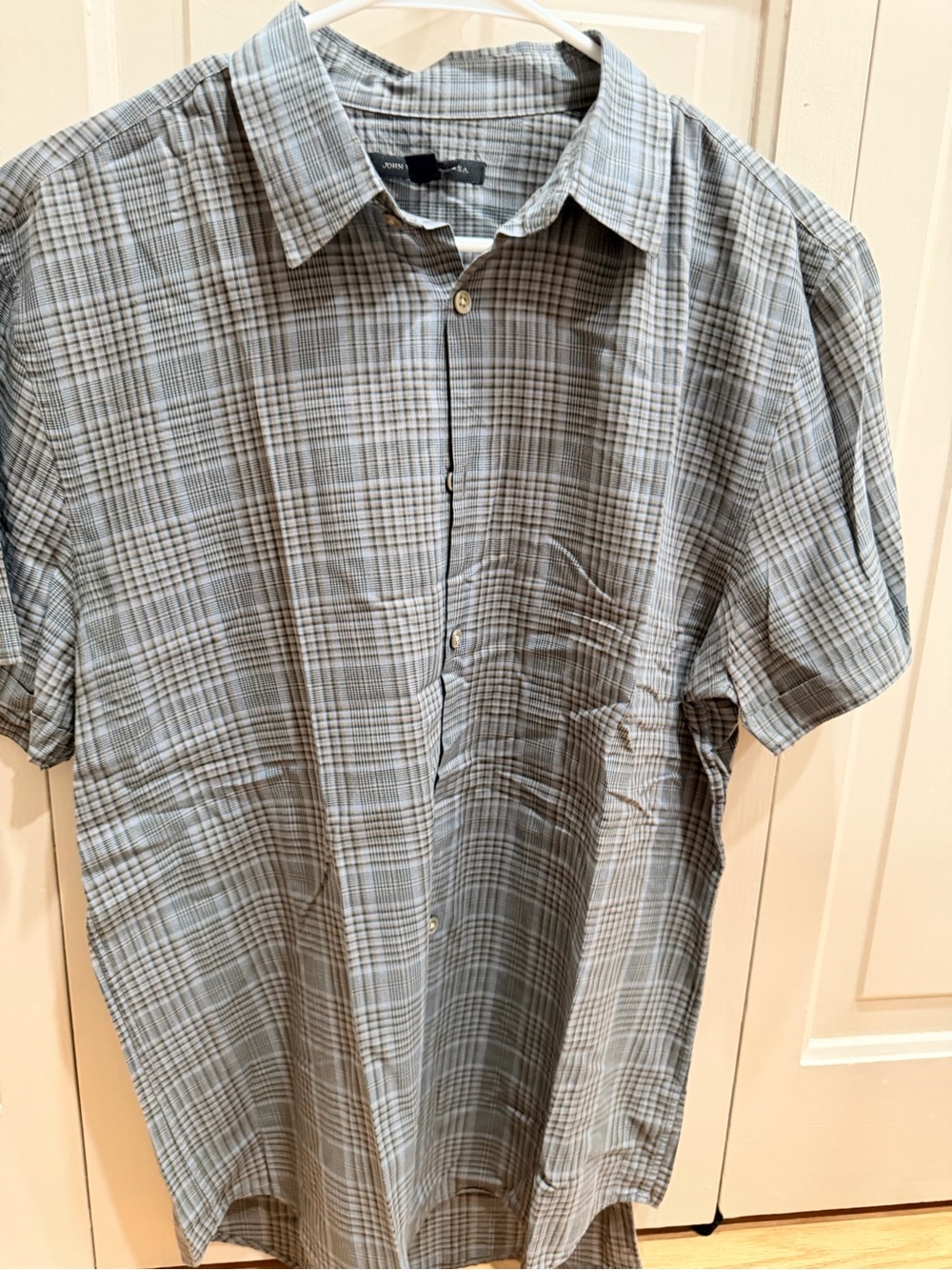Men's Gray Plaid Short-Sleeve Shirt - Classic Collared Button-Up